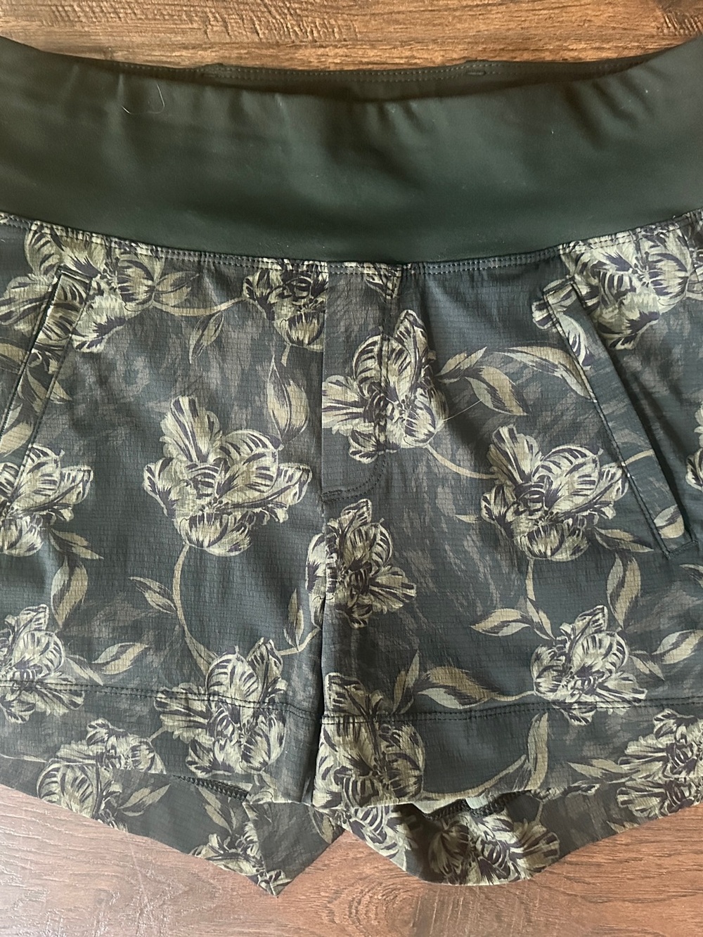 Athleta Trekkie North Printed Shorts Size 4 Floral Hiking Travel Outdoor